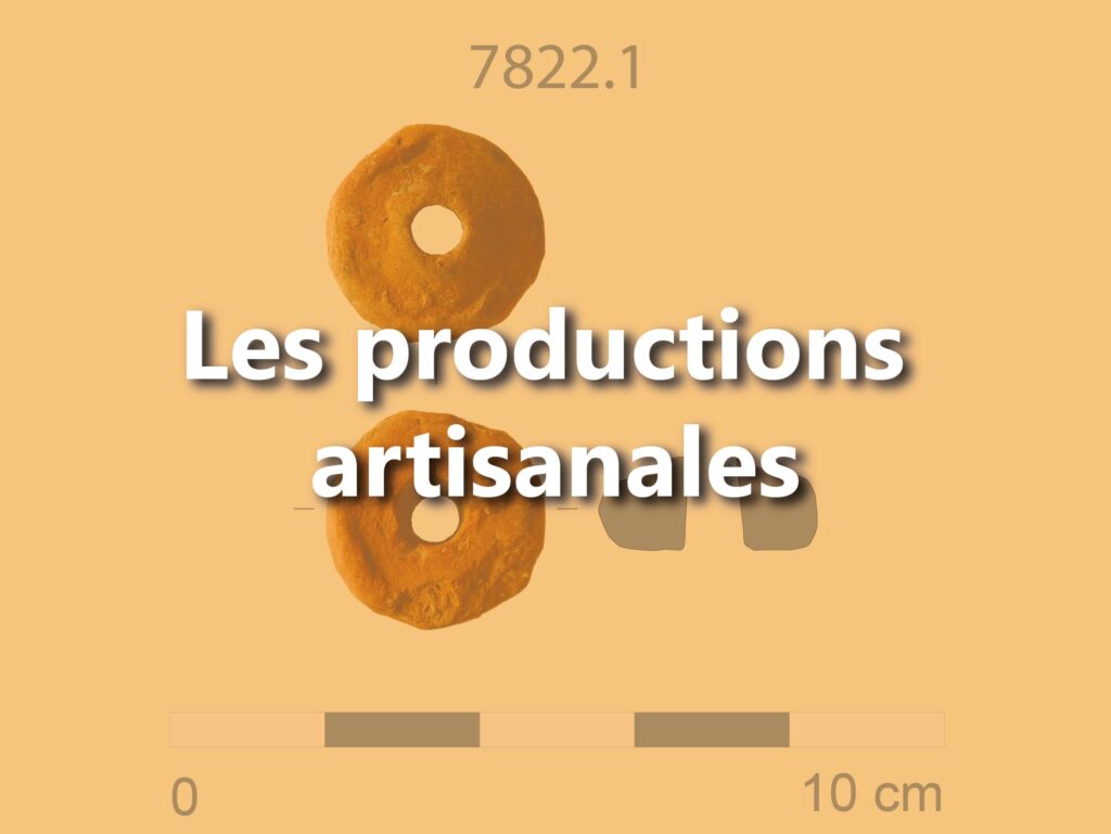 Photo d'une fusaïole de tissage avec un texte écrit dessus