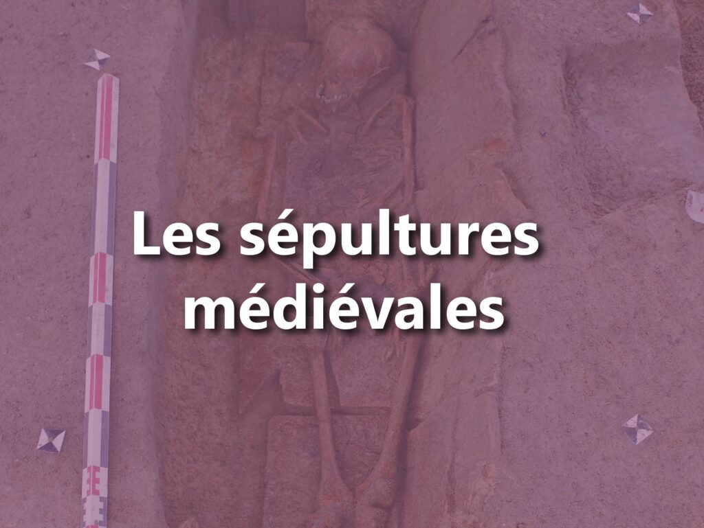 Photographie d'une sépulture sur un chantier archéologique avec un texte écrit dessus
