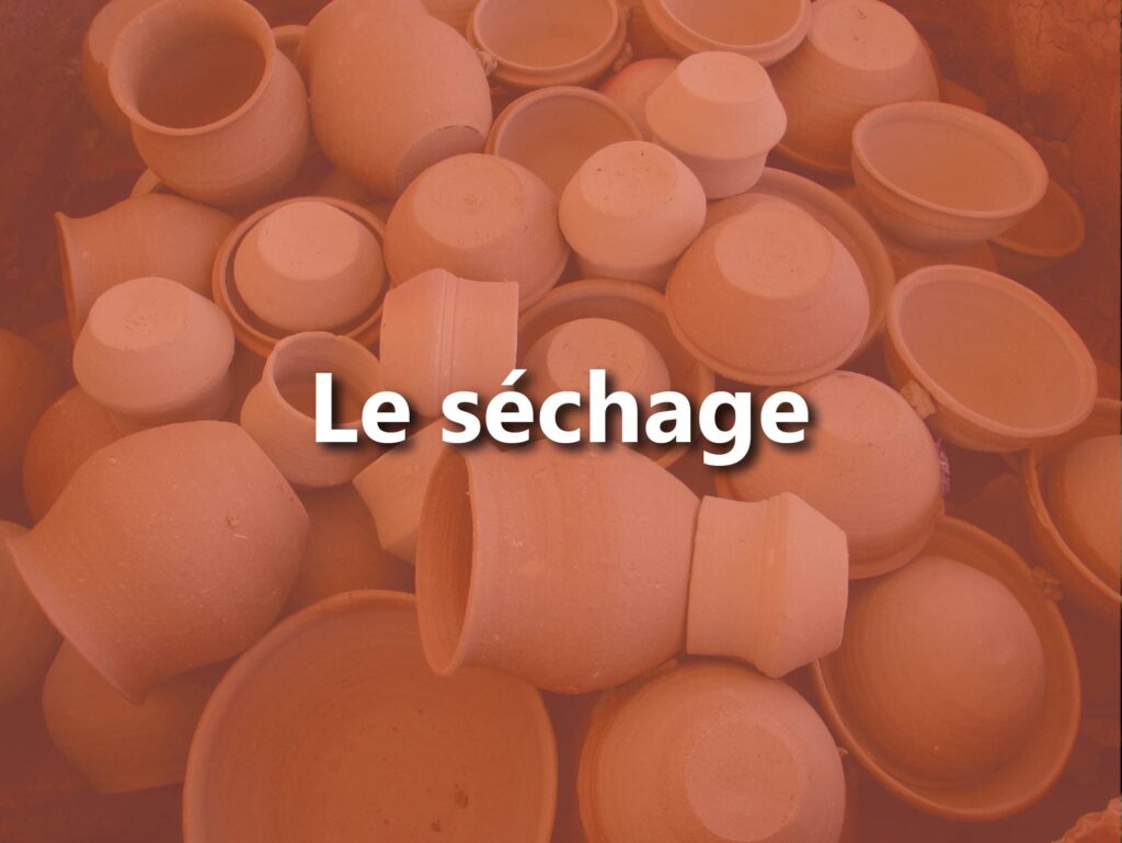 Photographie d'un amoncellement de céramiques non cuites
